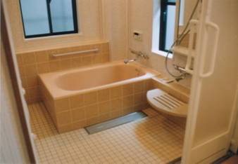 浴槽の背中側に介助者のスペースを確保する。シャワーは高めにつけ、洗面器を置ける棚を設置する。